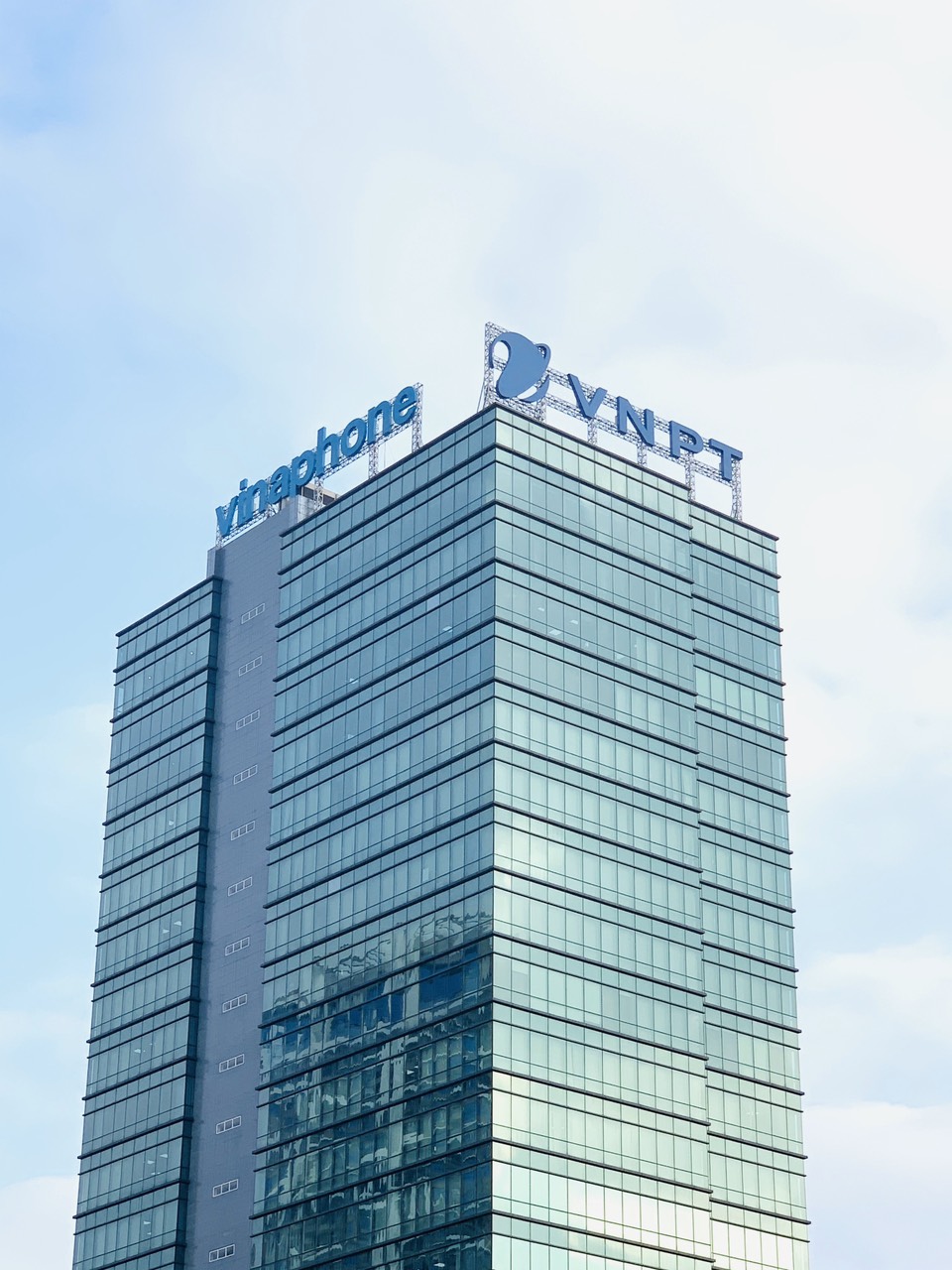 Vinaphone EN background